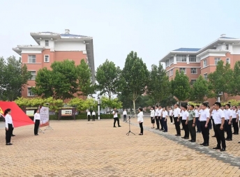 2022年7月1日，縣四大班子領(lǐng)導(dǎo)出席在我校舉行的慶祝建黨101周年升國(guó)旗儀式，并帶領(lǐng)大家重溫入黨誓詞